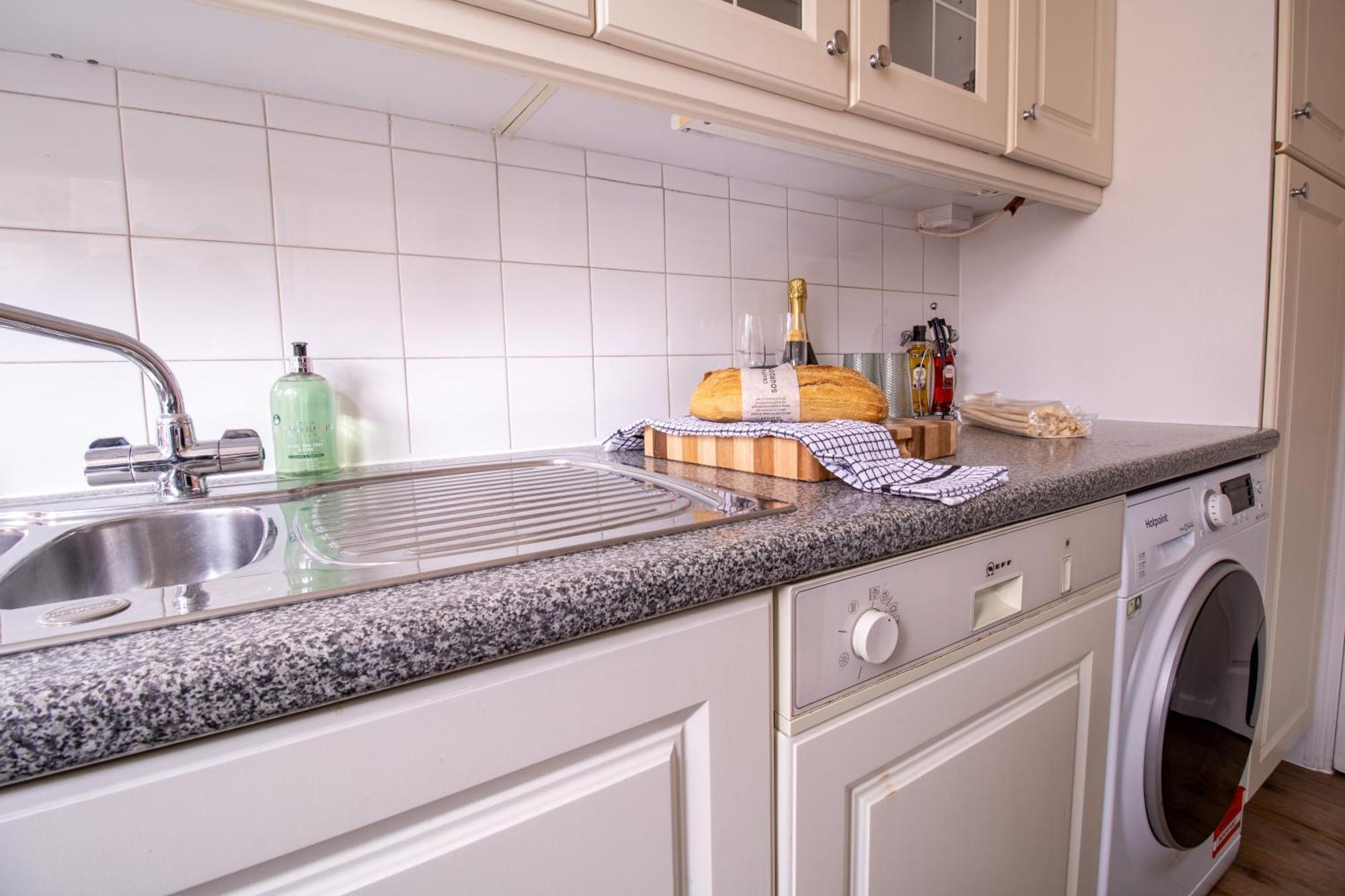 Cosy 2-Bedroom Apartment In Mayfair 8Cb - 4Th Floor No Elevator London Eksteriør billede