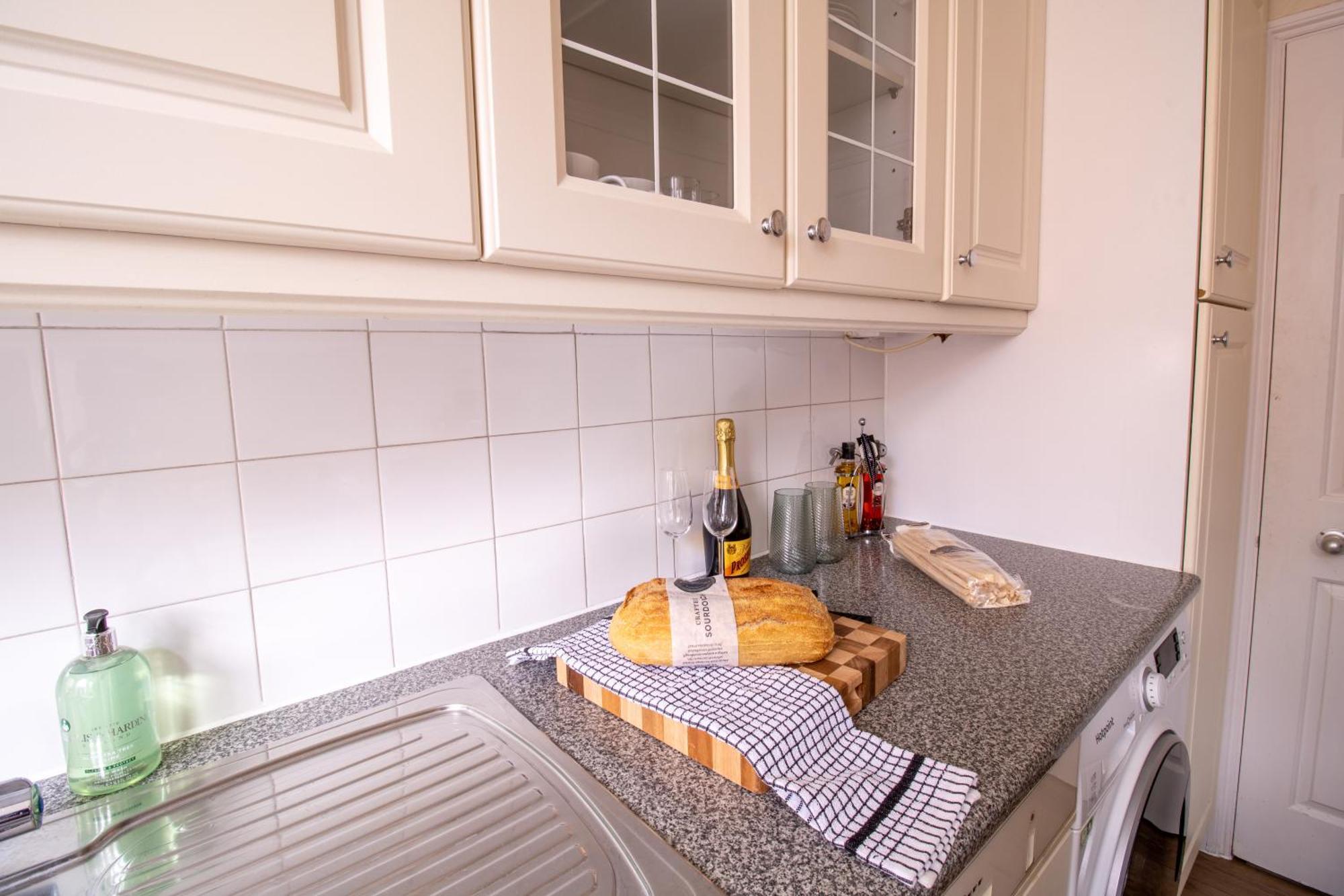 Cosy 2-Bedroom Apartment In Mayfair 8Cb - 4Th Floor No Elevator London Eksteriør billede